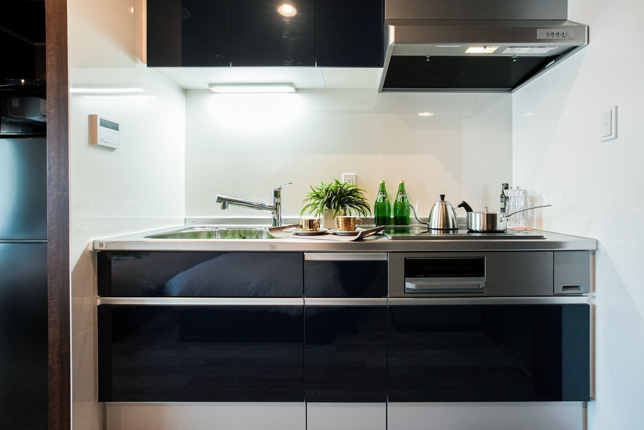 冷蔵庫、電子レンジ、調理器具と食器