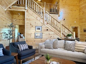 Smart-tv, een open haard en tafelvoetbal