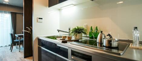 ثلاجة، ميكروويف، مستلزمات طهي/أطباق/أوعية