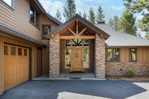 Exterior - Spacious Family Retreat with Hot Tub, BBQ & Game Loft (Sunriver)