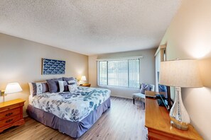 2 bedrooms, desk, iron/ironing board, internet