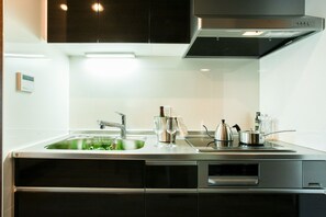 Fridge, microwave, cookware/dishes/utensils - H03Luxury space1 minute walk to Omicho Market / Kanazawa Ishikawa (Kanazawa)