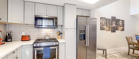 Réfrigérateur, micro-ondes, four, plaque de cuisson