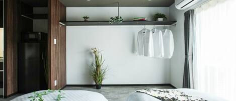 1 室のベッドルーム、デスク、WiFi (無料)、ベッドシーツ