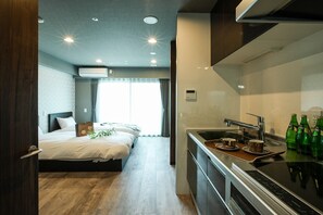 Køleskab, mikrobølgeovn, køkkentøj/tallerkener/redskaber