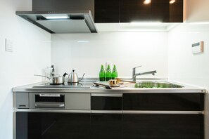 Refrigerador, microondas y utensilios de cocina 