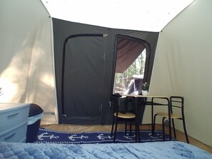 2 bedrooms, travel cot, free WiFi, bed sheets