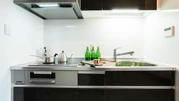 Kühlschrank, Mikrowelle, Kochgeschirr/Geschirr/Besteck