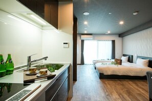 Kühlschrank, Mikrowelle, Kochgeschirr/Geschirr/Besteck