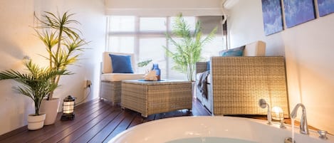 Een haardroger, handdoeken