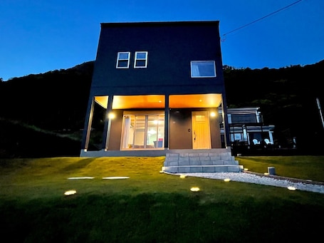 Exterior. Newly built A whole cottage with a view of the ocean / Kamogawa Chiba