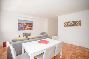 Dining - Liiiving in Porto - Sunny Santa Catarina (Porto)