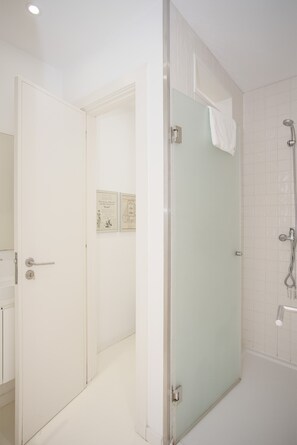 Douche, sèche-cheveux, serviettes fournies