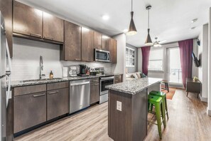 Frigorifero, microonde, forno, piano cottura