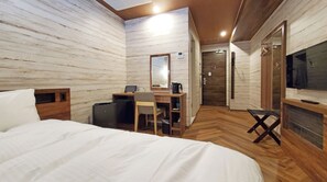 1 室のベッドルーム、デスク、アイロン / アイロン台、WiFi (無料)