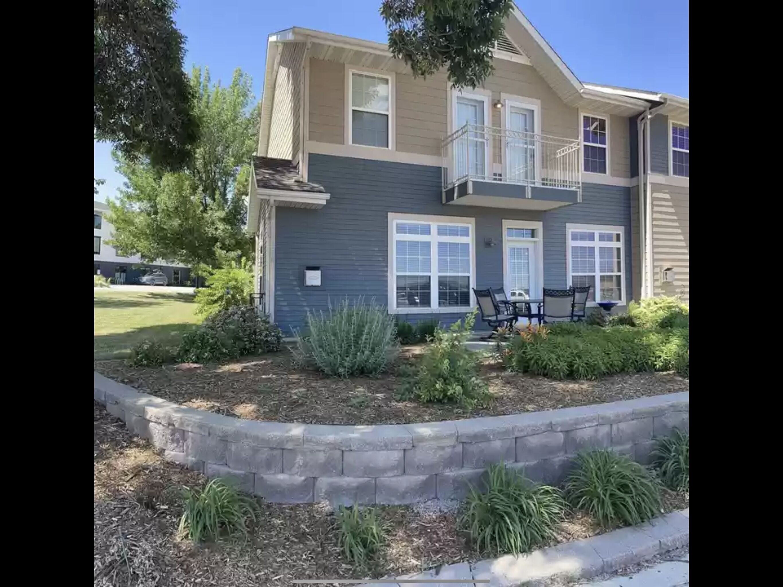 Marina Ammenities, lake view, walk to Queens Court & Broadway.