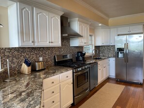 Mikrobølgeovn, ovn, kokeplater og oppvaskmaskin