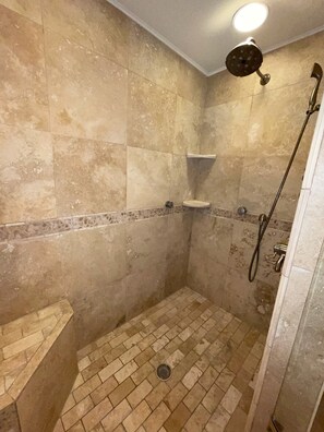 Bañera con ducha, secador de pelo, toallas, papel higiénico