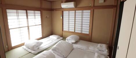 4 bedrooms, desk, iron/ironing board, free WiFi