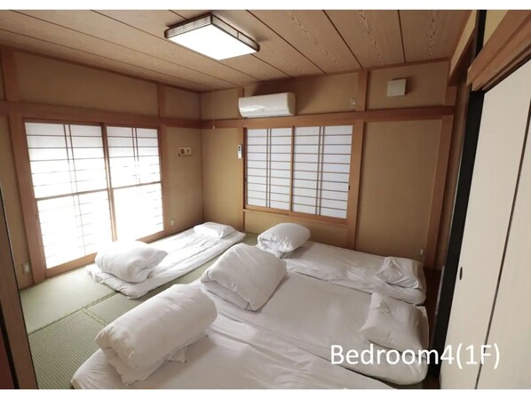 4 bedrooms, desk, iron/ironing board, free WiFi