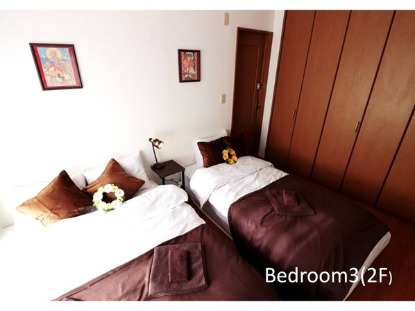 4 habitaciones, escritorio, tabla de planchar con plancha y wifi gratis 