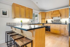 Fridge, microwave, oven, stovetop - Secluded home with private saltwater pool, spa & amazing view - dog-friendly (Cloverdale)