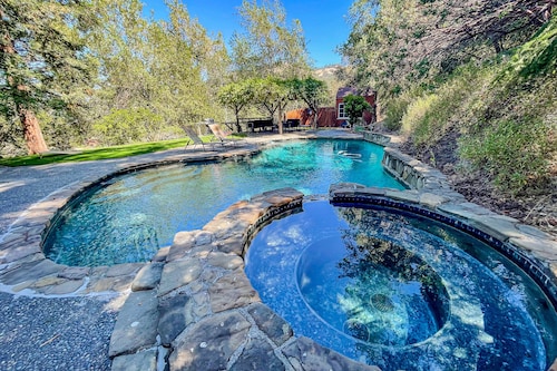 Secluded home with private saltwater pool, spa & amazing view - dog-friendly