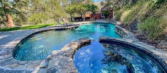 Secluded home with private saltwater pool, spa & amazing view - dog-friendly