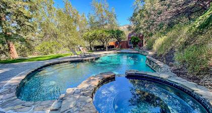 Secluded home with private saltwater pool, spa & amazing view - dog-friendly
