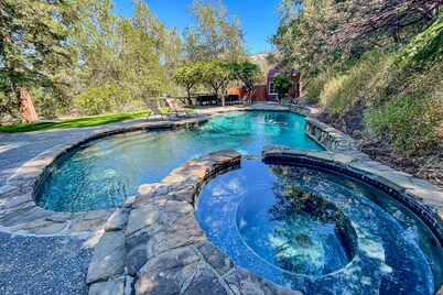 Secluded home with private saltwater pool, spa & amazing view - dog-friendly