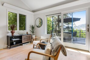 TV, books - Secluded home with private saltwater pool, spa & amazing view - dog-friendly (Cloverdale)