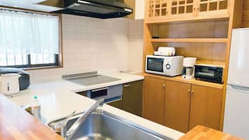 Refrigerador, microondas, placa de cocina, utensilios de cocina