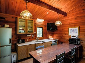 Geladeira, micro-ondas, cooktop, talheres/pratos/utensílios de cozinha