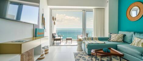 Een smart-tv, tafelvoetbal, een tafeltennistafel en boeken