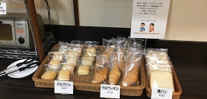 Eine Auswahl an Brot in Körben, beschriftet mit 'Milk Bread', 'Croissant' und 'Plain Bread', auf einer Theke.