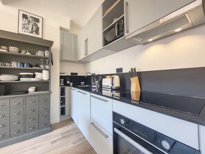 Een koelkast, een microgolfoven, een oven, een kookplaat