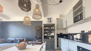 Kaffetrakter/tekoker, kjøleskap, mikrobølgeovn og ovn
