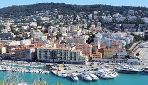 A marina with numerous yachts docked, surrounded by a densely built urban area with various buildings. - N&J - BLUE PEARL - Port - Close Old Town (Niza)