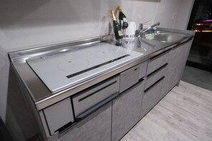 Jääkaappi, mikroaaltouuni, liesi