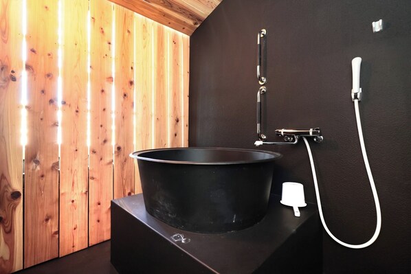 Ilmaiset hygieniatuotteet, hiustenkuivaaja, tohvelit, pyyhkeet