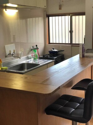 Frigorifero, microonde, piano cottura, pentole/stoviglie/utensili