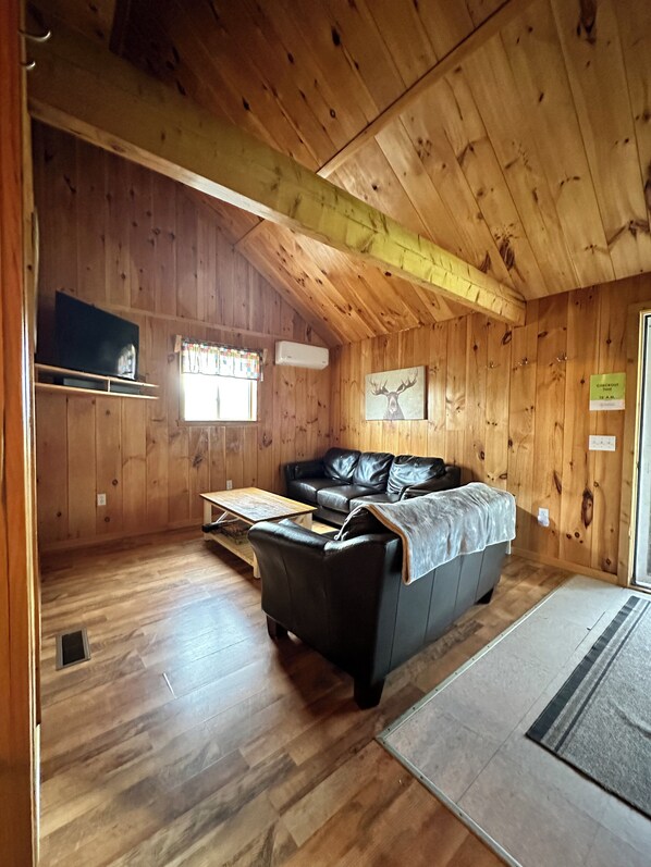 Smart TV, fireplace - Northern Maine Large Cabin 4 • Wifi • Kitchen • AC (Fort Kent)