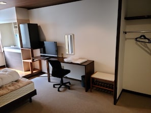 1 bedroom, desk, free WiFi, bed sheets