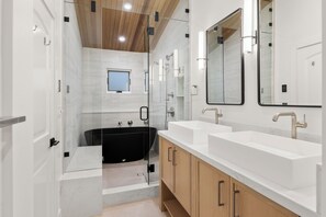 Badewanne, Haartrockner, Handtücher, Seife