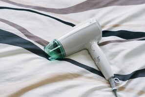 Secador de pelo y toallas