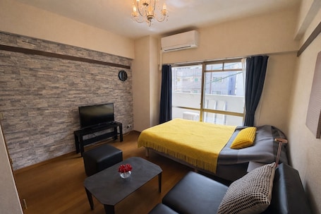 1 bedroom, desk, iron/ironing board, free WiFi. Tenjin 4 mins Hakata 9 mins Airport 22 mins / Fukuoka Fukuoka