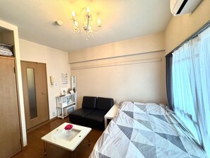 1 habitación, escritorio, tabla de planchar con plancha y wifi gratis 