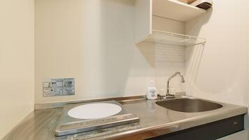 Réfrigérateur, micro-ondes, plaque de cuisson