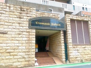 Un edificio in pietra con un cartello che riporta la scritta "Diamante Yakuin".