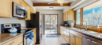 Fantastic mountain home with fast WiFi, deck, stunning views, grill & game room